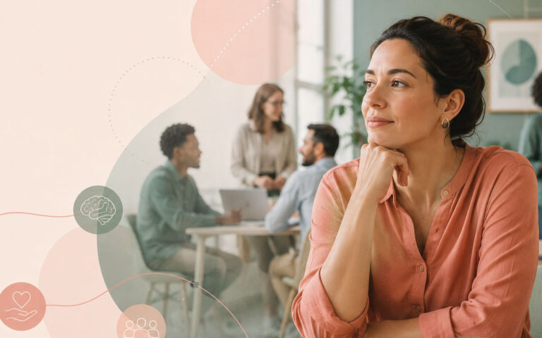 Mulher latina de meia idade, veste camisa rosa terracota, sentada em mesa de escritório moderno com caderno e café. Expressa contemplação com mão no rosto. Ao fundo desfocado, colegas em reunião. À esquerda, elementos gráficos em rosa e verde acinzentado representam cérebro, coração e comunidade, simbolizando inclusão corporativa e suporte a cuidadores familiares.